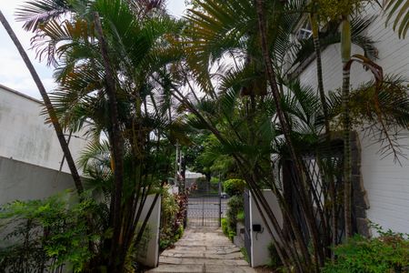 Casa à venda com 208m², 6 quartos e 4 vagas Casa à venda com 208m², 6 quartos e 4 vagasQuintal