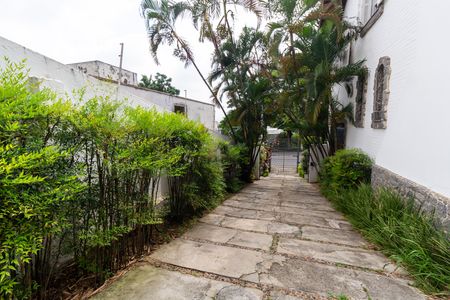 Casa à venda com 208m², 6 quartos e 4 vagas Casa à venda com 208m², 6 quartos e 4 vagasQuintal