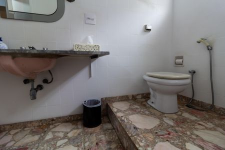 Casa à venda com 208m², 6 quartos e 4 vagas Casa à venda com 208m², 6 quartos e 4 vagasBanheiro 2