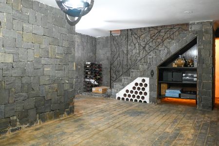 Casa à venda com 469m², 3 quartos e 4 vagas Casa à venda com 469m², 3 quartos e 4 vagasPorão