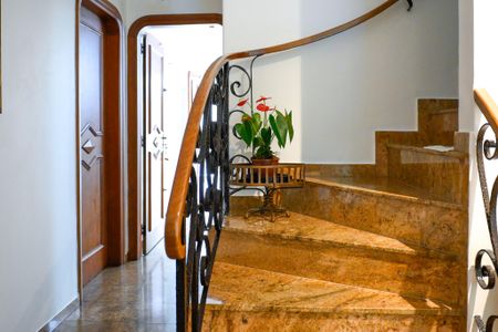 Casa à venda com 469m², 3 quartos e 4 vagas Casa à venda com 469m², 3 quartos e 4 vagasEscada