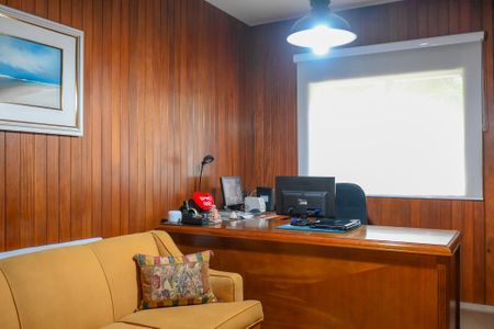 Casa à venda com 469m², 3 quartos e 4 vagas Casa à venda com 469m², 3 quartos e 4 vagasEscritório