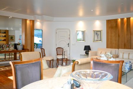 Casa à venda com 469m², 3 quartos e 4 vagas Casa à venda com 469m², 3 quartos e 4 vagasSala