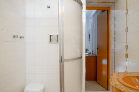 Casa à venda com 469m², 3 quartos e 4 vagas Casa à venda com 469m², 3 quartos e 4 vagasBanheiro da Suíte 2