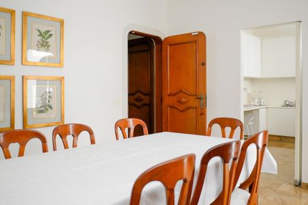 Casa à venda com 469m², 3 quartos e 4 vagas Casa à venda com 469m², 3 quartos e 4 vagasCopa