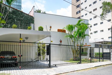 Casa à venda com 469m², 3 quartos e 4 vagas Casa à venda com 469m², 3 quartos e 4 vagasFachada