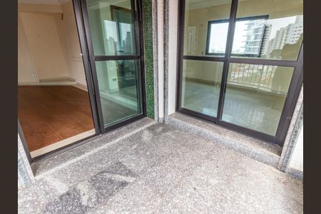 Apartamento à venda com 234m², 4 quartos e 4 vagas Apartamento à venda com 234m², 4 quartos e 4 vagasVaranda