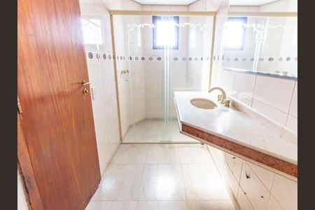 Apartamento à venda com 234m², 4 quartos e 4 vagas Apartamento à venda com 234m², 4 quartos e 4 vagasBanheiro da Suíte 2