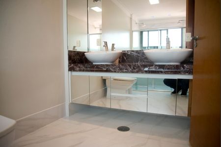 Apartamento à venda com 280m², 3 quartos e 4 vagasBanheiro da Suíte 1