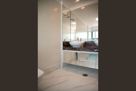 Apartamento à venda com 280m², 3 quartos e 4 vagasBanheiro da Suíte 1