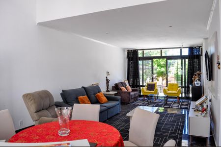 Casa à venda com 450m², 4 quartos e 4 vagas Casa à venda com 450m², 4 quartos e 4 vagasSala