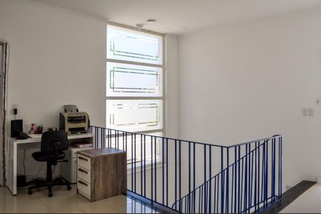 Casa à venda com 450m², 4 quartos e 4 vagas Casa à venda com 450m², 4 quartos e 4 vagasEscada