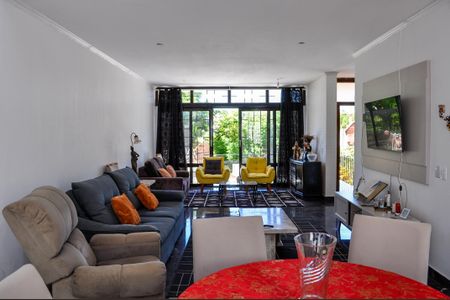 Casa à venda com 450m², 4 quartos e 4 vagas Casa à venda com 450m², 4 quartos e 4 vagasSala