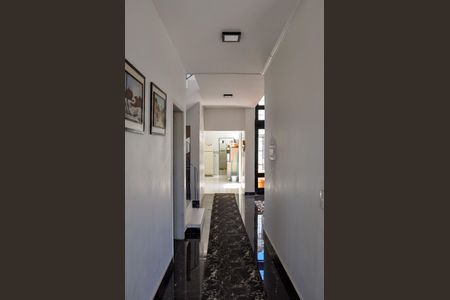 Casa à venda com 450m², 4 quartos e 4 vagas Casa à venda com 450m², 4 quartos e 4 vagasCorredor dos quartos