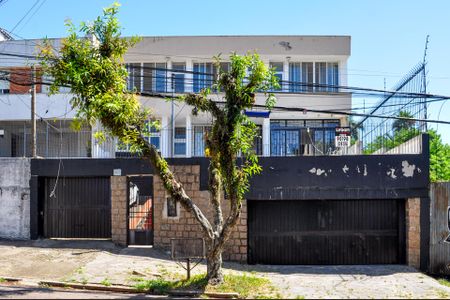 Casa à venda com 450m², 4 quartos e 4 vagas Casa à venda com 450m², 4 quartos e 4 vagasFachada