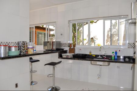 Casa à venda com 450m², 4 quartos e 4 vagas Casa à venda com 450m², 4 quartos e 4 vagasCozinha