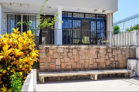 Casa à venda com 450m², 4 quartos e 4 vagas Casa à venda com 450m², 4 quartos e 4 vagasFachada