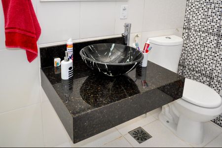 Casa à venda com 450m², 4 quartos e 4 vagas Casa à venda com 450m², 4 quartos e 4 vagasBanheiro /Suíte 2