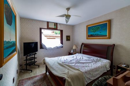 Casa à venda com 430m², 5 quartos e 4 vagas Casa à venda com 430m², 5 quartos e 4 vagasSuíte