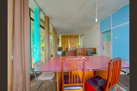 Casa à venda com 247m², 5 quartos e 4 vagas Casa à venda com 247m², 5 quartos e 4 vagasSala