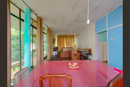 Casa à venda com 247m², 5 quartos e 4 vagas Casa à venda com 247m², 5 quartos e 4 vagasSala