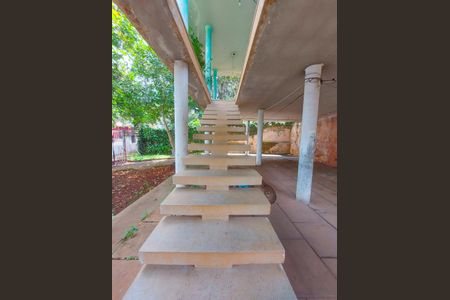 Casa à venda com 247m², 5 quartos e 4 vagas Casa à venda com 247m², 5 quartos e 4 vagasEscadaria