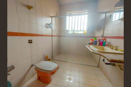 Casa à venda com 247m², 5 quartos e 4 vagas Casa à venda com 247m², 5 quartos e 4 vagasBanheiro