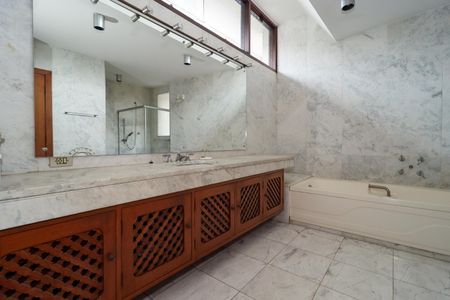 Casa de condomínio à venda com 958m², 6 quartos e 6 vagas Casa de condomínio à venda com 958m², 6 quartos e 6 vagasBanheiro da Suíte 1