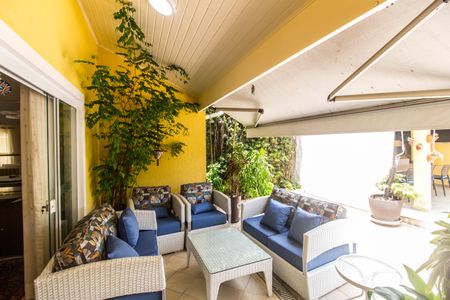 Casa de condomínio à venda com 360m², 4 quartos e 4 vagas Casa de condomínio à venda com 360m², 4 quartos e 4 vagasVaranda