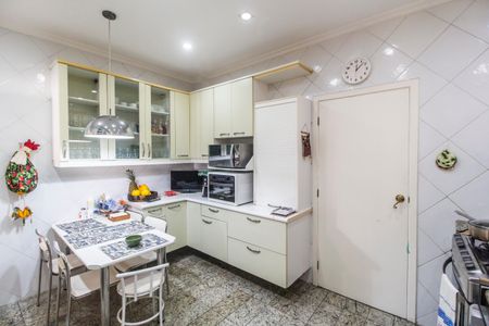 Casa de condomínio à venda com 360m², 4 quartos e 4 vagas Casa de condomínio à venda com 360m², 4 quartos e 4 vagasCozinha