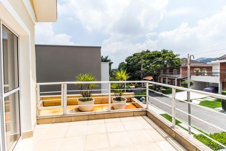 Casa de condomínio à venda com 360m², 4 quartos e 4 vagas Casa de condomínio à venda com 360m², 4 quartos e 4 vagasVaranda