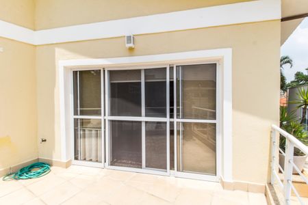 Casa de condomínio à venda com 360m², 4 quartos e 4 vagas Casa de condomínio à venda com 360m², 4 quartos e 4 vagasVaranda