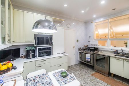 Casa de condomínio à venda com 360m², 4 quartos e 4 vagas Casa de condomínio à venda com 360m², 4 quartos e 4 vagasCozinha