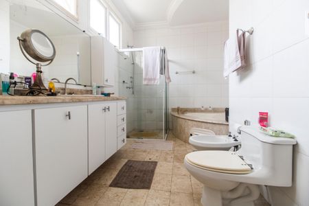 Casa de condomínio à venda com 360m², 4 quartos e 4 vagas Casa de condomínio à venda com 360m², 4 quartos e 4 vagasBanheiro da Suíte 1