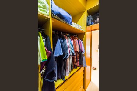 Casa de condomínio à venda com 360m², 4 quartos e 4 vagas Casa de condomínio à venda com 360m², 4 quartos e 4 vagasCloset da suíte