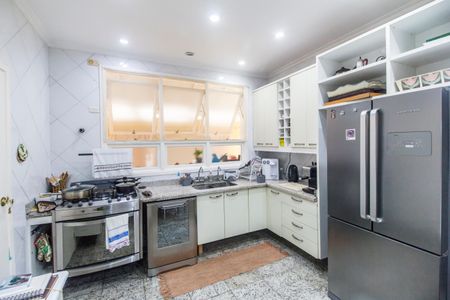 Casa de condomínio à venda com 360m², 4 quartos e 4 vagas Casa de condomínio à venda com 360m², 4 quartos e 4 vagasCozinha