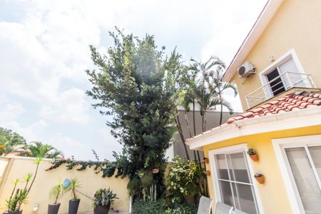 Casa de condomínio à venda com 360m², 4 quartos e 4 vagas Casa de condomínio à venda com 360m², 4 quartos e 4 vagasFachada