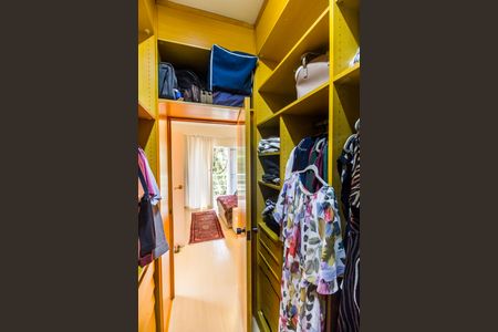 Casa de condomínio à venda com 360m², 4 quartos e 4 vagas Casa de condomínio à venda com 360m², 4 quartos e 4 vagasCloset da suíte