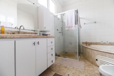 Casa de condomínio à venda com 360m², 4 quartos e 4 vagas Casa de condomínio à venda com 360m², 4 quartos e 4 vagasBanheiro da Suíte 1