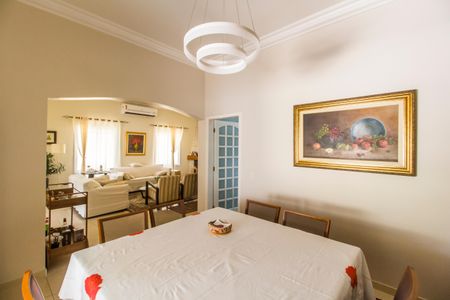 Casa de condomínio à venda com 360m², 4 quartos e 4 vagas Casa de condomínio à venda com 360m², 4 quartos e 4 vagasSala de Jantar