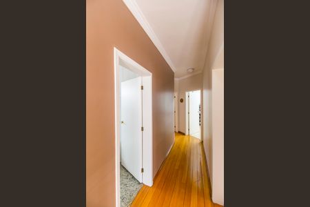 Casa de condomínio à venda com 360m², 4 quartos e 4 vagas Casa de condomínio à venda com 360m², 4 quartos e 4 vagasCorredor