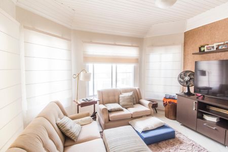 Casa de condomínio à venda com 360m², 4 quartos e 4 vagas Casa de condomínio à venda com 360m², 4 quartos e 4 vagasSala de TV