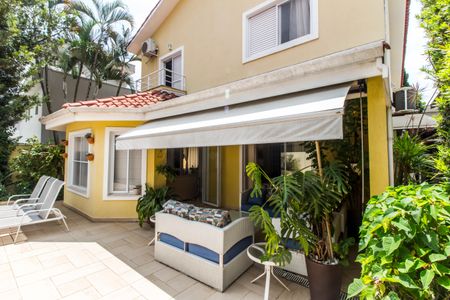 Casa de condomínio à venda com 360m², 4 quartos e 4 vagas Casa de condomínio à venda com 360m², 4 quartos e 4 vagasVaranda