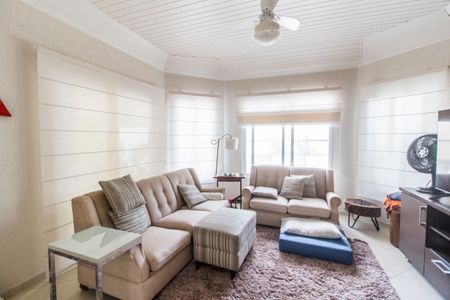 Casa de condomínio à venda com 360m², 4 quartos e 4 vagas Casa de condomínio à venda com 360m², 4 quartos e 4 vagasSala de TV