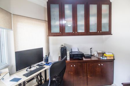 Casa de condomínio à venda com 360m², 4 quartos e 4 vagas Casa de condomínio à venda com 360m², 4 quartos e 4 vagasEscritório