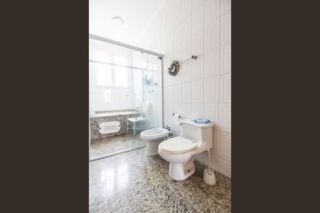 Casa de condomínio à venda com 360m², 4 quartos e 4 vagas Casa de condomínio à venda com 360m², 4 quartos e 4 vagasBanheiro