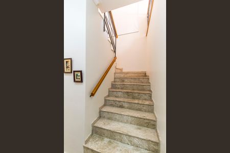 Casa de condomínio à venda com 360m², 4 quartos e 4 vagas Casa de condomínio à venda com 360m², 4 quartos e 4 vagasEscada