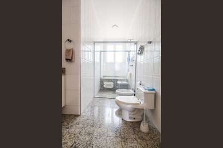 Casa de condomínio à venda com 360m², 4 quartos e 4 vagas Casa de condomínio à venda com 360m², 4 quartos e 4 vagasBanheiro da Suíte 2