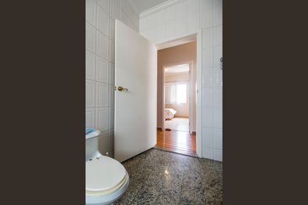 Casa de condomínio à venda com 360m², 4 quartos e 4 vagas Casa de condomínio à venda com 360m², 4 quartos e 4 vagasBanheiro da Suíte 2