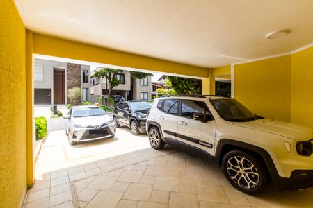 Casa de condomínio à venda com 360m², 4 quartos e 4 vagas Casa de condomínio à venda com 360m², 4 quartos e 4 vagasGaragem